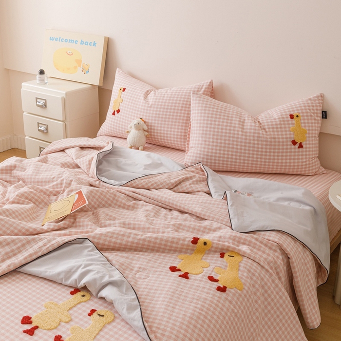 91家纺网 家纺一手货源 找家纺 卡姿家纺 2025新款色织水洗棉毛巾绣夏被夏凉被空调被 夏被粉小格