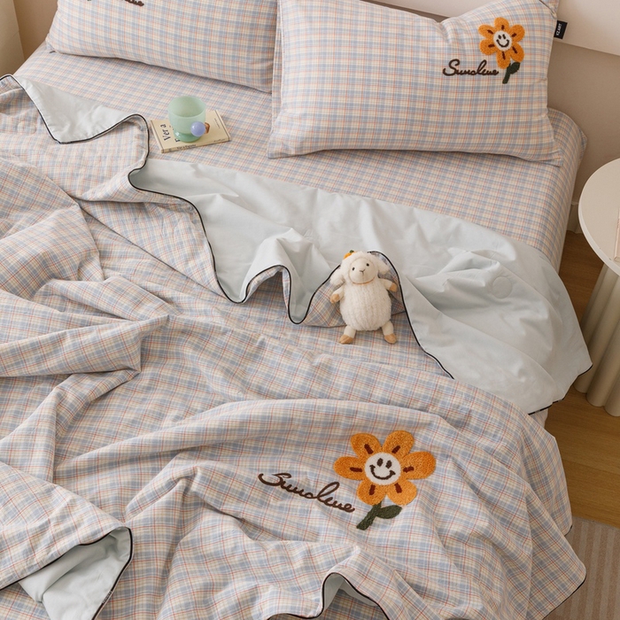 91家纺网 家纺一手货源 找家纺 卡姿家纺 2025新款色织水洗棉毛巾绣夏被夏凉被空调被 夏被红蓝小格