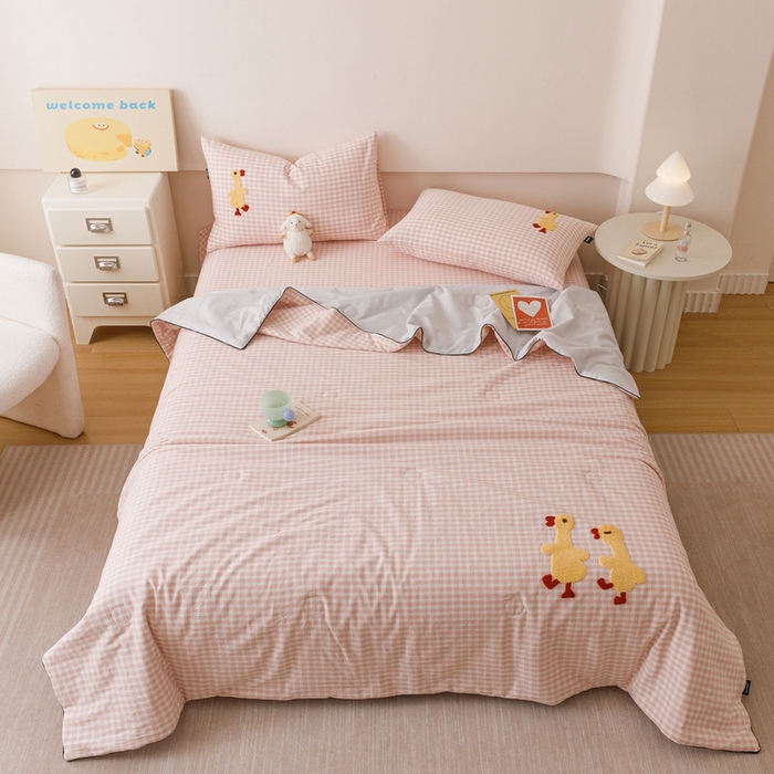 91家纺网 家纺一手货源 找家纺 卡姿家纺 2025新款色织水洗棉毛巾绣夏被夏凉被空调被 夏被粉小格