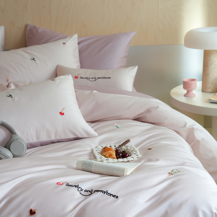 91家纺网 家纺一手货源 找家纺 （总）简纯主义 2025新款A类趣味系列全棉长绒棉插画绣花四件套-樱桃甜心