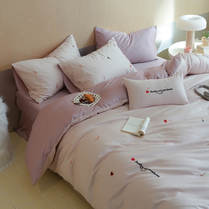 91家纺网 家纺一手货源 找家纺 （总）简纯主义 2025新款A类趣味系列全棉长绒棉插画绣花四件套-樱桃甜心