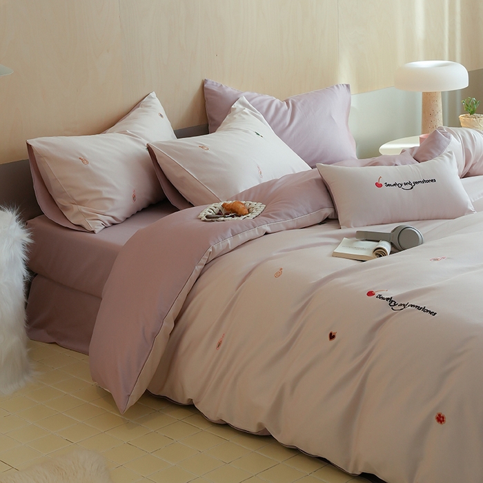 91家纺网 家纺一手货源 找家纺 （总）简纯主义 2025新款A类趣味系列全棉长绒棉插画绣花四件套-樱桃甜心