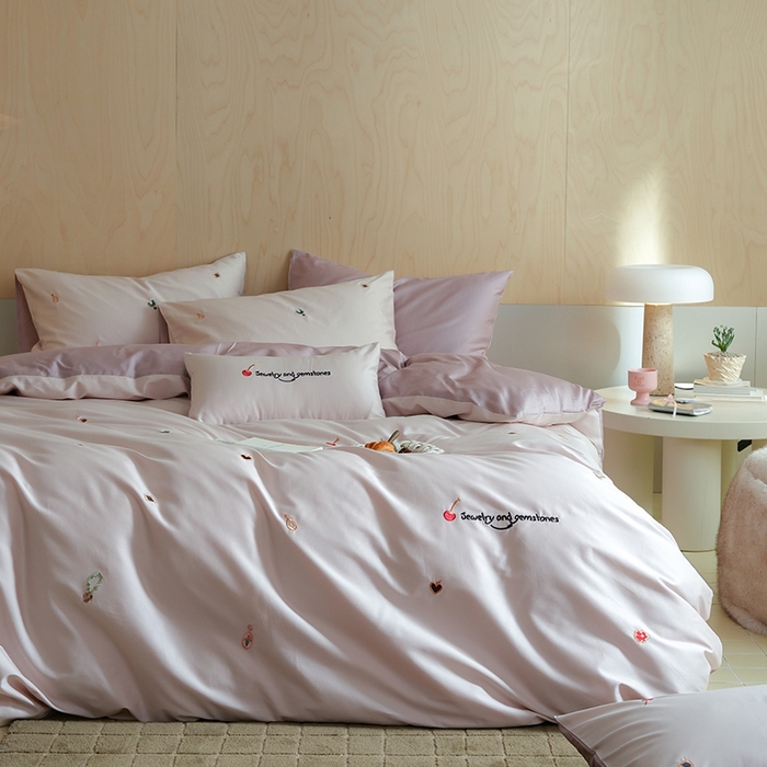 91家纺网 家纺一手货源 找家纺 简纯主义 2025新款A类趣味系列全棉长绒棉插画绣花四件套-樱桃甜心 樱桃甜心-粉紫