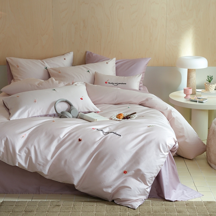 91家纺网 家纺一手货源 找家纺 简纯主义 2025新款A类趣味系列全棉长绒棉插画绣花四件套-樱桃甜心 樱桃甜心-粉紫