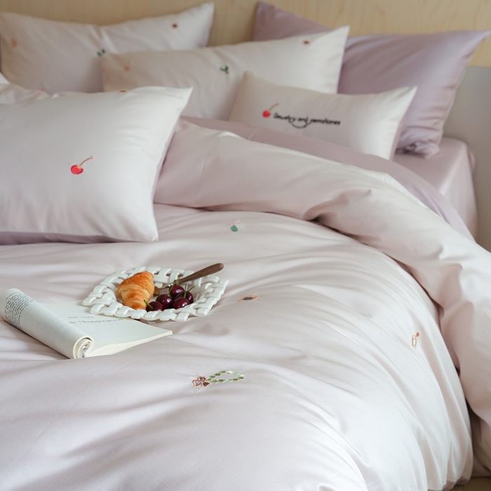 91家纺网 家纺一手货源 找家纺 简纯主义 2025新款A类趣味系列全棉长绒棉插画绣花四件套-樱桃甜心 樱桃甜心-粉紫