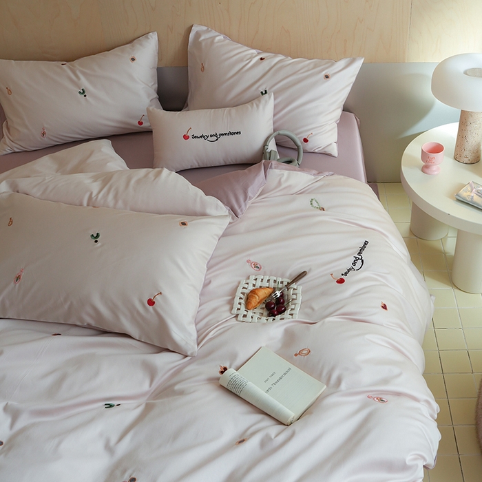 91家纺网 家纺一手货源 找家纺 简纯主义 2025新款A类趣味系列全棉长绒棉插画绣花四件套-樱桃甜心 樱桃甜心-粉紫