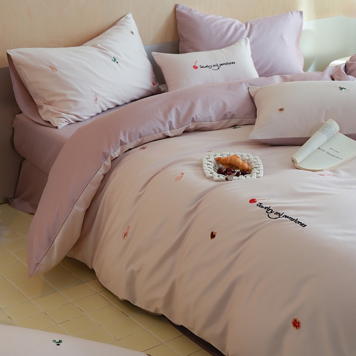 91家纺网 家纺一手货源 找家纺 简纯主义 2025新款A类趣味系列全棉长绒棉插画绣花四件套-樱桃甜心 樱桃甜心-粉紫