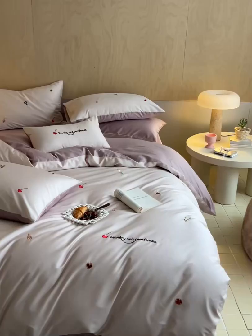 91家纺网 家纺一手货源 找家纺 简纯主义 2025新款A类趣味系列全棉长绒棉插画绣花四件套-樱桃甜心 樱桃甜心-粉紫