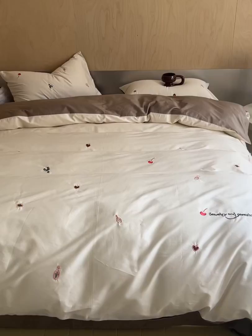 91家纺网 家纺一手货源 找家纺 简纯主义 2025新款A类趣味系列全棉长绒棉插画绣花四件套-樱桃甜心 樱桃甜心-咖