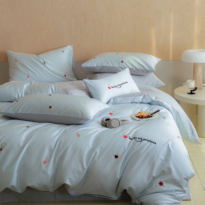 91家纺网 家纺一手货源 找家纺 简纯主义 2025新款A类趣味系列全棉长绒棉插画绣花四件套-樱桃甜心 樱桃甜心-蓝