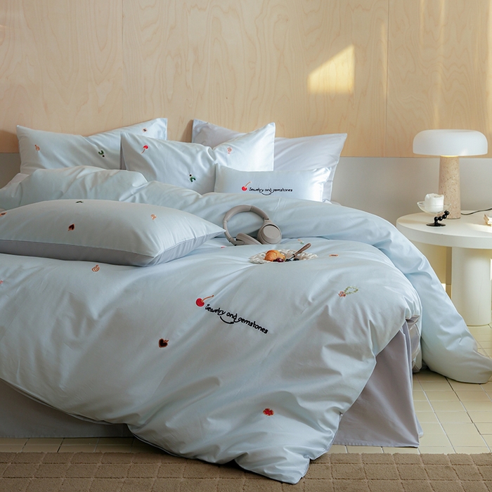91家纺网 家纺一手货源 找家纺 简纯主义 2025新款A类趣味系列全棉长绒棉插画绣花四件套-樱桃甜心 樱桃甜心-蓝