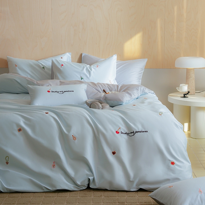 91家纺网 家纺一手货源 找家纺 简纯主义 2025新款A类趣味系列全棉长绒棉插画绣花四件套-樱桃甜心 樱桃甜心-蓝