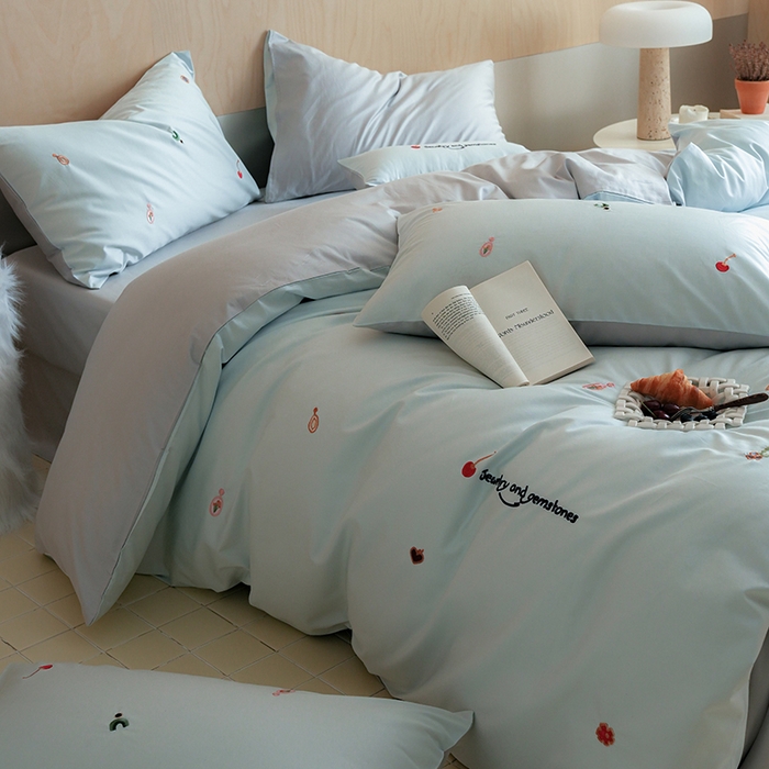 91家纺网 家纺一手货源 找家纺 简纯主义 2025新款A类趣味系列全棉长绒棉插画绣花四件套-樱桃甜心 樱桃甜心-蓝