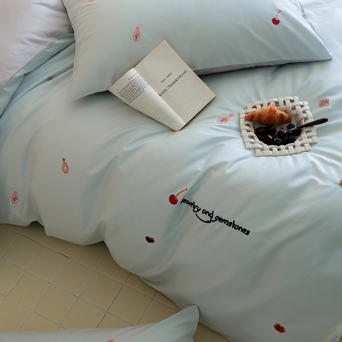 91家纺网 家纺一手货源 找家纺 简纯主义 2025新款A类趣味系列全棉长绒棉插画绣花四件套-樱桃甜心 樱桃甜心-蓝