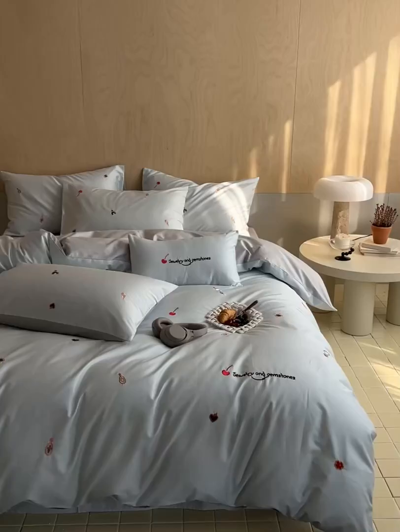 91家纺网 家纺一手货源 找家纺 简纯主义 2025新款A类趣味系列全棉长绒棉插画绣花四件套-樱桃甜心 樱桃甜心-蓝