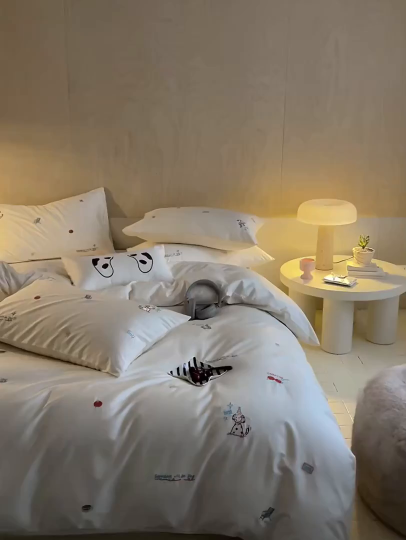 91家纺网 家纺一手货源 找家纺 简纯主义 2025新款A类趣味系列全棉长绒棉插画绣花四件套-露露米娅 露露米娅-白