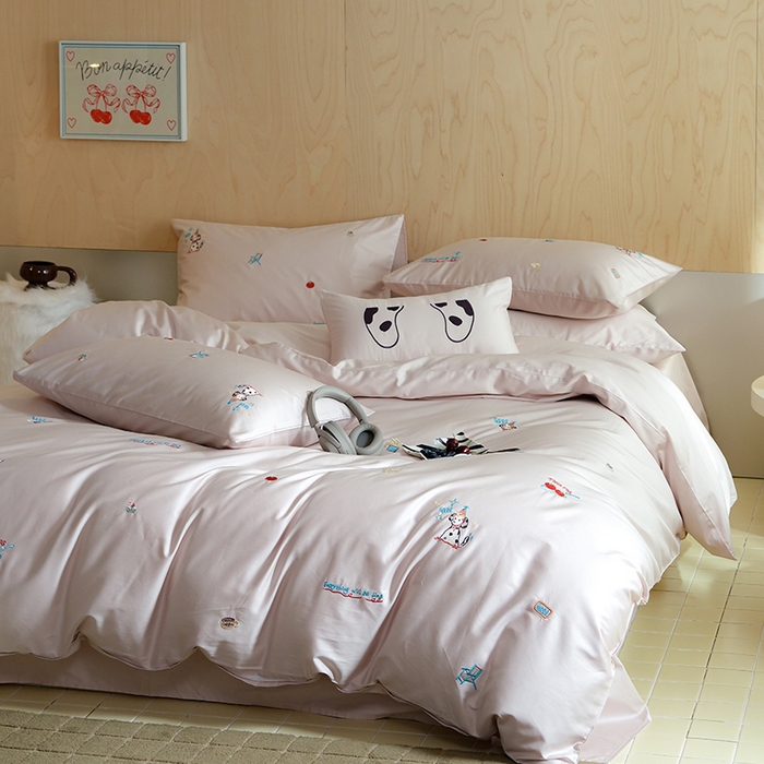 91家纺网 家纺一手货源 找家纺 简纯主义 2025新款A类趣味系列全棉长绒棉插画绣花四件套-露露米娅 露露米娅-粉