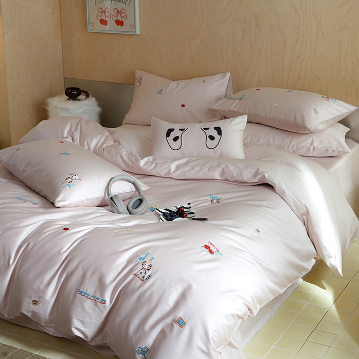 91家纺网 家纺一手货源 找家纺 简纯主义 2025新款A类趣味系列全棉长绒棉插画绣花四件套-露露米娅 露露米娅-粉