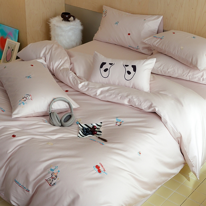 91家纺网 家纺一手货源 找家纺 简纯主义 2025新款A类趣味系列全棉长绒棉插画绣花四件套-露露米娅 露露米娅-粉