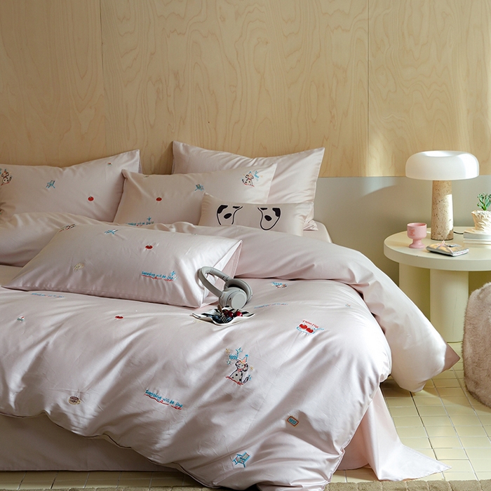 91家纺网 家纺一手货源 找家纺 简纯主义 2025新款A类趣味系列全棉长绒棉插画绣花四件套-露露米娅 露露米娅-粉