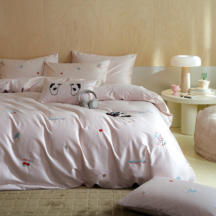 91家纺网 家纺一手货源 找家纺 简纯主义 2025新款A类趣味系列全棉长绒棉插画绣花四件套-露露米娅 露露米娅-粉