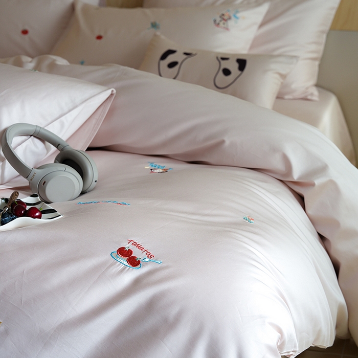 91家纺网 家纺一手货源 找家纺 简纯主义 2025新款A类趣味系列全棉长绒棉插画绣花四件套-露露米娅 露露米娅-粉