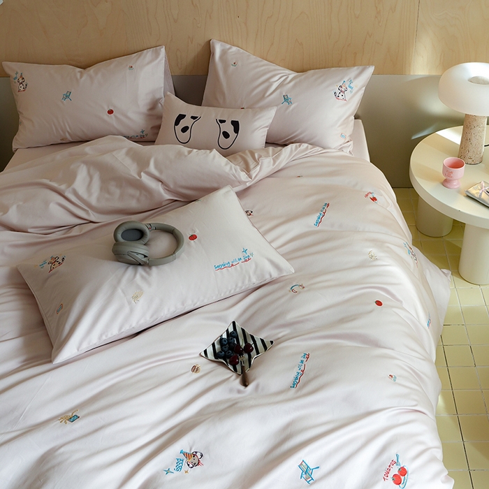 91家纺网 家纺一手货源 找家纺 简纯主义 2025新款A类趣味系列全棉长绒棉插画绣花四件套-露露米娅 露露米娅-粉