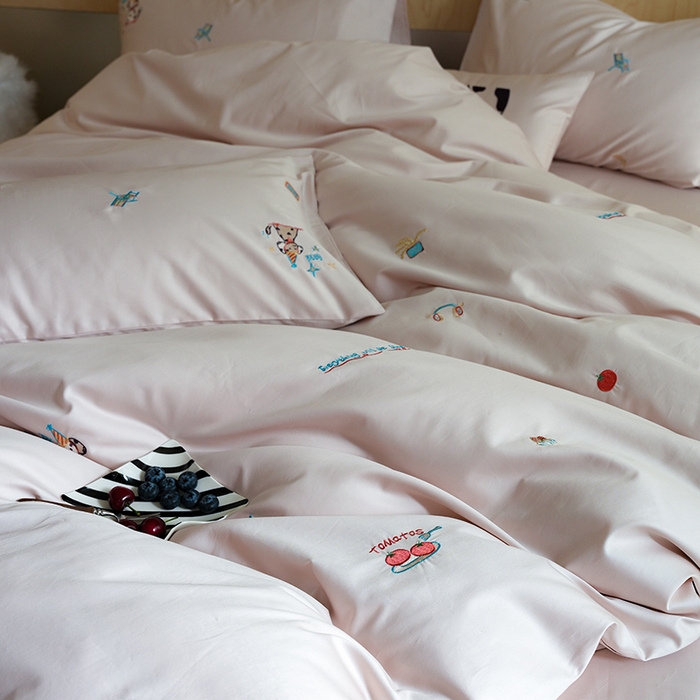 91家纺网 家纺一手货源 找家纺 简纯主义 2025新款A类趣味系列全棉长绒棉插画绣花四件套-露露米娅 露露米娅-粉