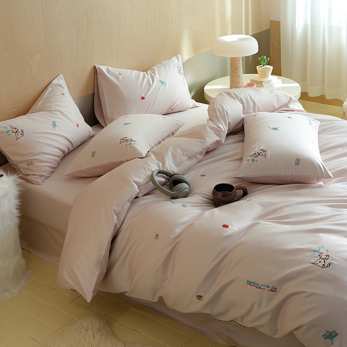 91家纺网 家纺一手货源 找家纺 简纯主义 2025新款A类趣味系列全棉长绒棉插画绣花四件套-露露米娅 露露米娅-粉