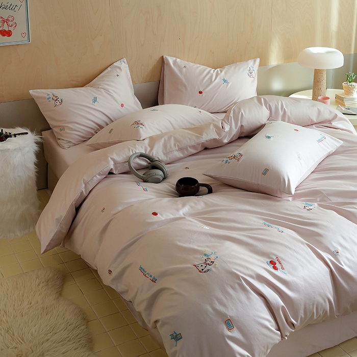 91家纺网 家纺一手货源 找家纺 简纯主义 2025新款A类趣味系列全棉长绒棉插画绣花四件套-露露米娅 露露米娅-粉