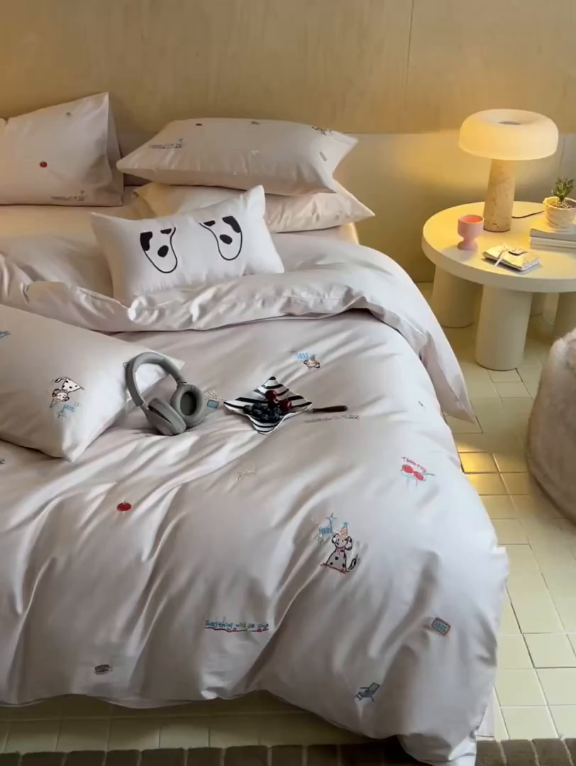 91家纺网 家纺一手货源 找家纺 简纯主义 2025新款A类趣味系列全棉长绒棉插画绣花四件套-露露米娅 露露米娅-粉