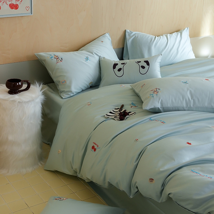 91家纺网 家纺一手货源 找家纺 简纯主义 2025新款A类趣味系列全棉长绒棉插画绣花四件套-露露米娅 露露米娅-蓝