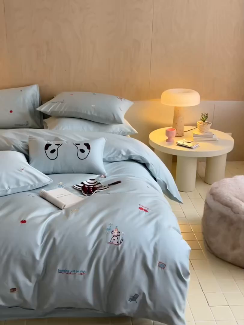 91家纺网 家纺一手货源 找家纺 简纯主义 2025新款A类趣味系列全棉长绒棉插画绣花四件套-露露米娅 露露米娅-蓝