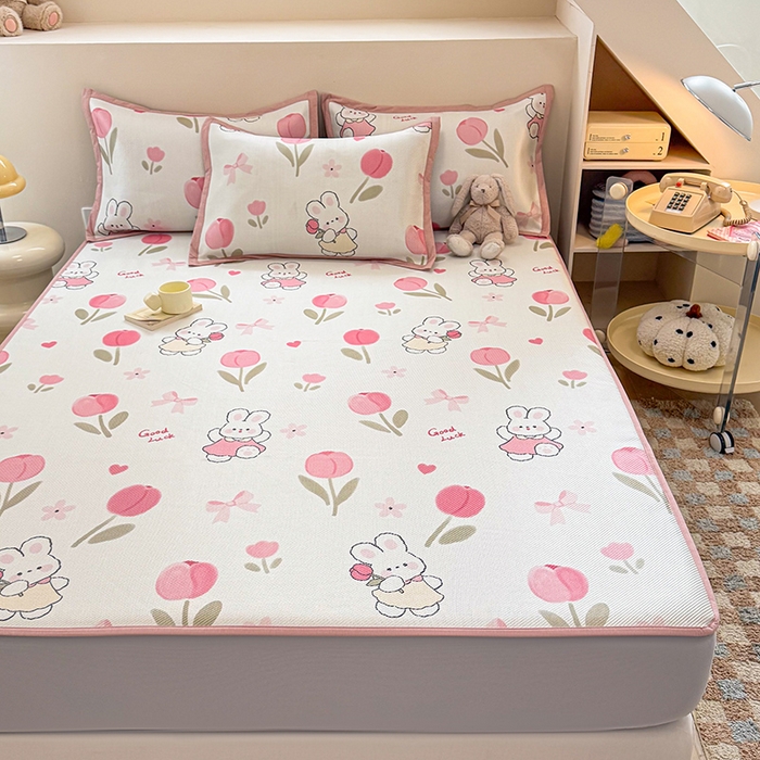 91家纺网 家纺一手货源 找家纺 典曼家纺 2025新款600D数码印花冰藤席席子凉席-床笠款 花朵粉兔-床笠款