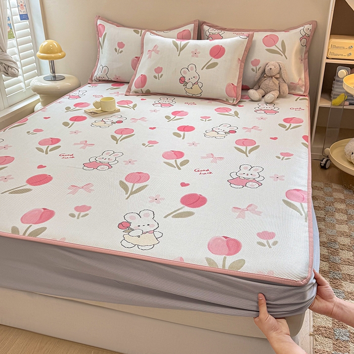 91家纺网 家纺一手货源 找家纺 典曼家纺 2025新款600D数码印花冰藤席席子凉席-床笠款 花朵粉兔-床笠款