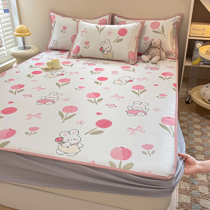 91家纺网 家纺一手货源 找家纺 典曼家纺 2025新款600D数码印花冰藤席席子凉席-床笠款 花朵粉兔-床笠款