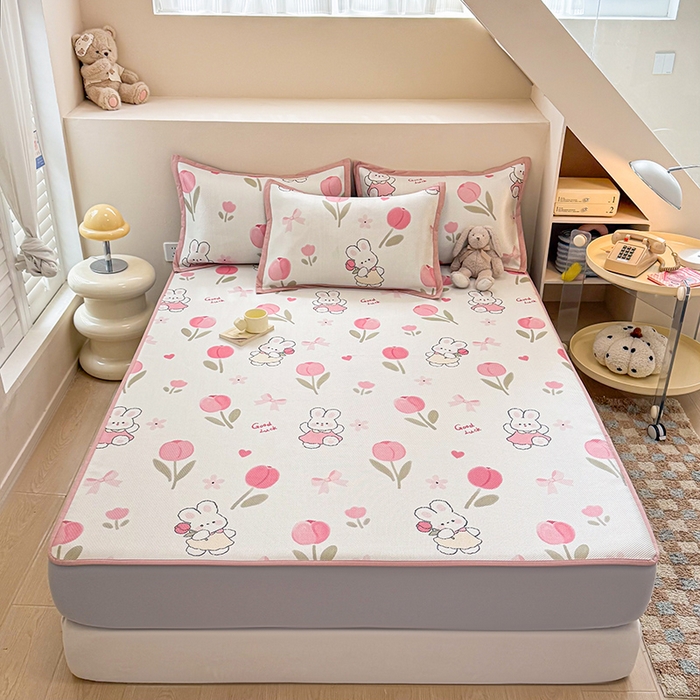 91家纺网 家纺一手货源 找家纺 典曼家纺 2025新款600D数码印花冰藤席席子凉席-床笠款 花朵粉兔-床笠款