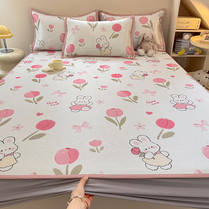 91家纺网 家纺一手货源 找家纺 典曼家纺 2025新款600D数码印花冰藤席席子凉席-床笠款 花朵粉兔-床笠款