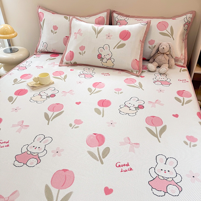 91家纺网 家纺一手货源 找家纺 典曼家纺 2025新款600D数码印花冰藤席席子凉席-床笠款 花朵粉兔-床笠款