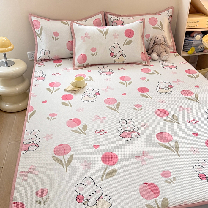 91家纺网 家纺一手货源 找家纺 典曼家纺 2025新款600D数码印花冰藤席席子凉席-床笠款 花朵粉兔-床笠款