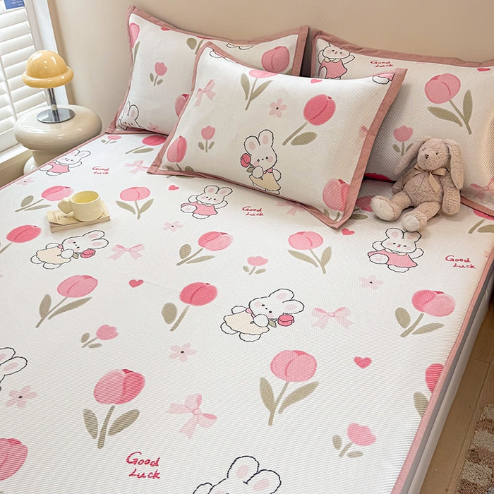 91家纺网 家纺一手货源 找家纺 典曼家纺 2025新款600D数码印花冰藤席席子凉席-床笠款 花朵粉兔-床笠款