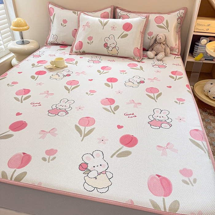 91家纺网 家纺一手货源 找家纺 典曼家纺 2025新款600D数码印花冰藤席席子凉席-床笠款 花朵粉兔-床笠款