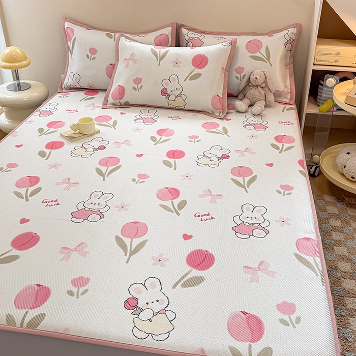 91家纺网 家纺一手货源 找家纺 典曼家纺 2025新款600D数码印花冰藤席席子凉席-床笠款 花朵粉兔-床笠款