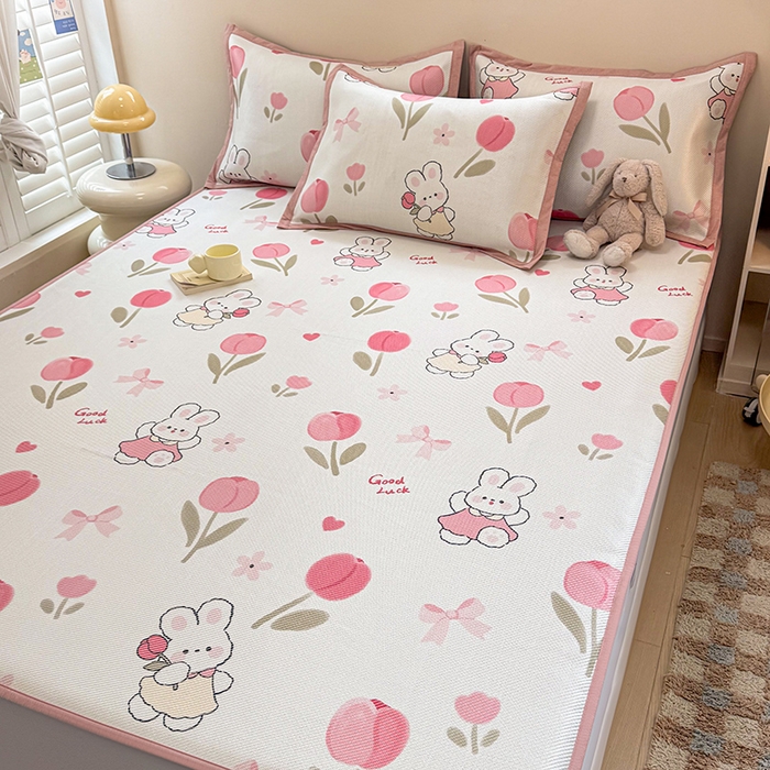 91家纺网 家纺一手货源 找家纺 典曼家纺 2025新款600D数码印花冰藤席席子凉席-床笠款 花朵粉兔-床笠款