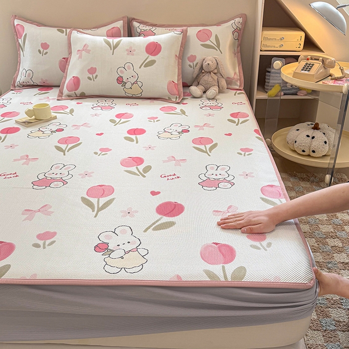 91家纺网 家纺一手货源 找家纺 典曼家纺 2025新款600D数码印花冰藤席席子凉席-床笠款 花朵粉兔-床笠款