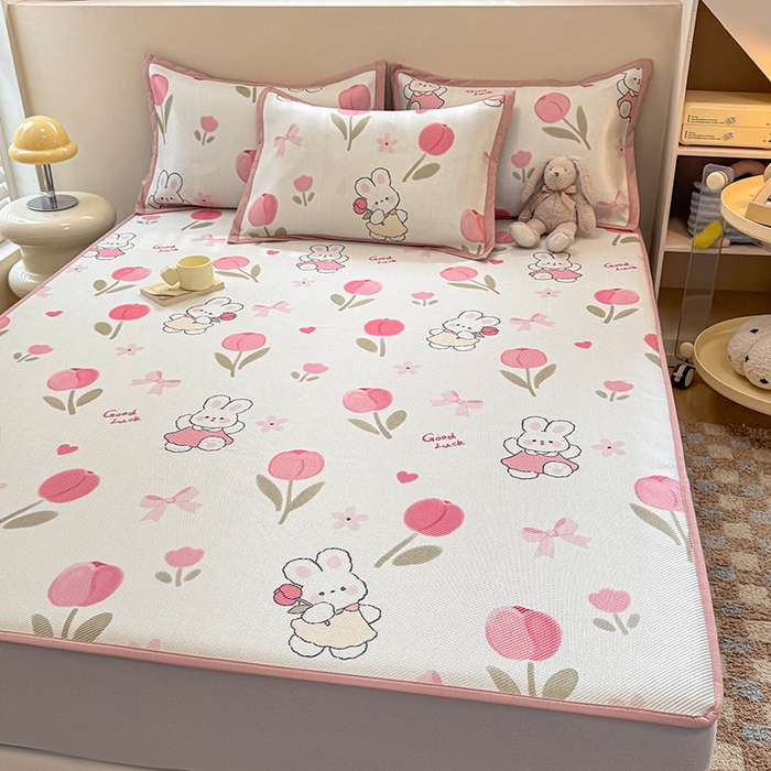 91家纺网 家纺一手货源 找家纺 典曼家纺 2025新款600D数码印花冰藤席席子凉席-床笠款 花朵粉兔-床笠款