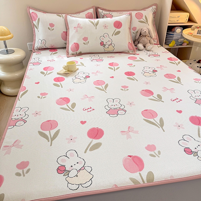 91家纺网 家纺一手货源 找家纺 典曼家纺 2025新款600D数码印花冰藤席席子凉席-床笠款 花朵粉兔-床笠款