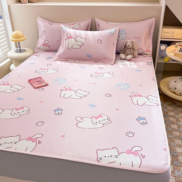 91家纺网 家纺一手货源 找家纺 典曼家纺 2025新款600D数码印花冰藤席席子凉席-床笠款 奶茶猫咪-床笠款