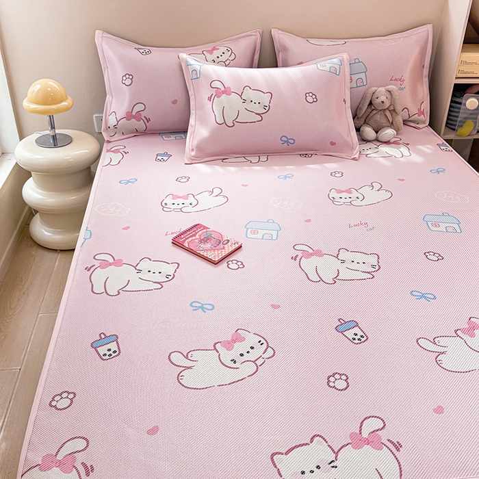 91家纺网 家纺一手货源 找家纺 典曼家纺 2025新款600D数码印花冰藤席席子凉席-床笠款 奶茶猫咪-床笠款