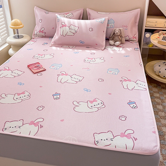 91家纺网 家纺一手货源 找家纺 典曼家纺 2025新款600D数码印花冰藤席席子凉席-床笠款 奶茶猫咪-床笠款